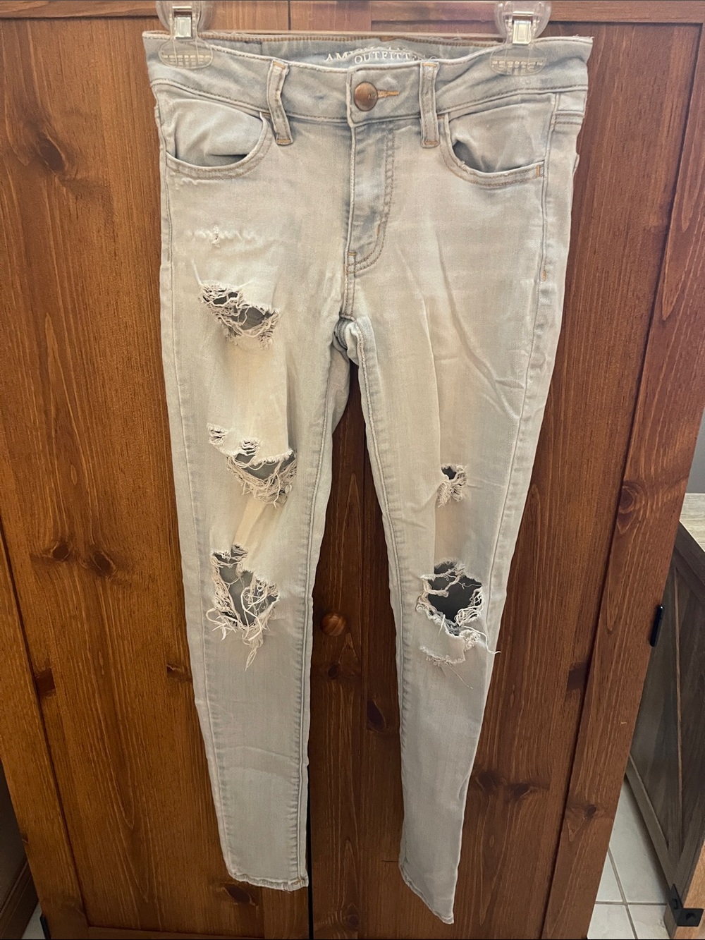 Distressed White Washed Women’s Ripped Skinny Jeans